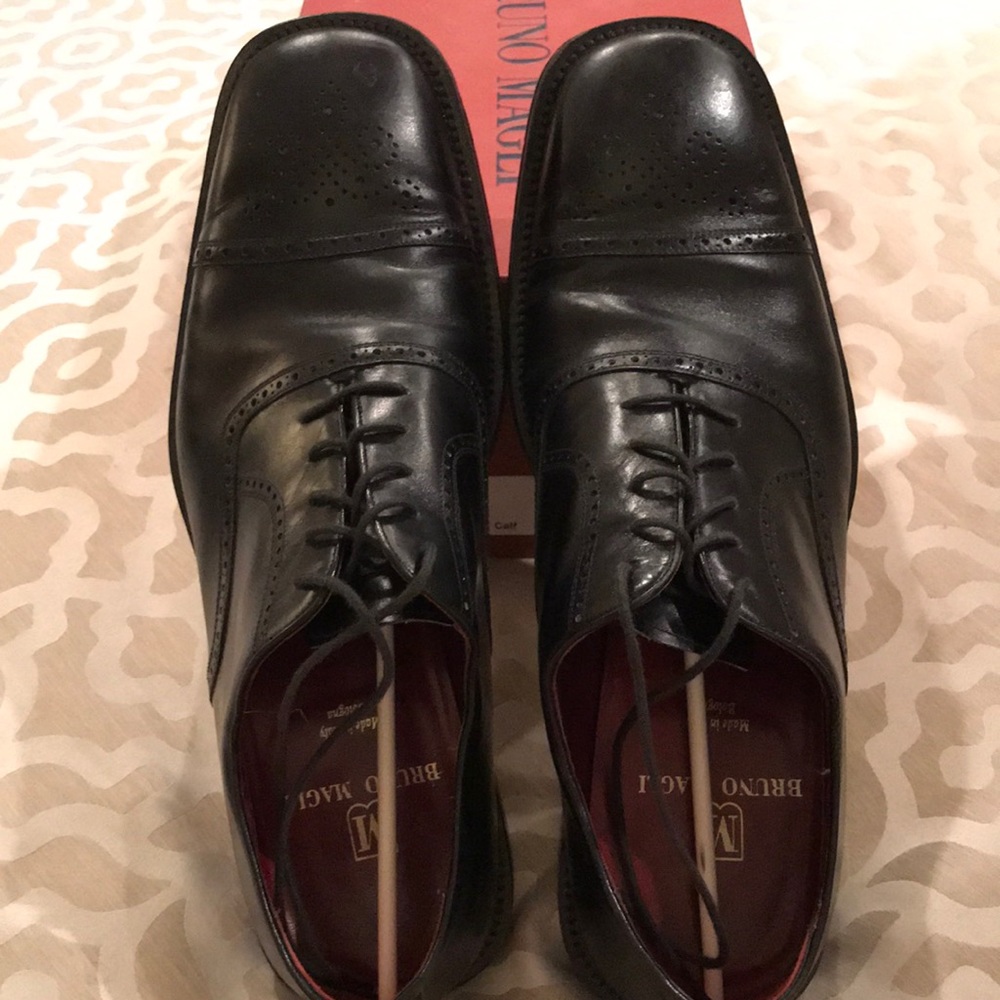 Mens Bruno Magli leather cap toe lace up oxfords.